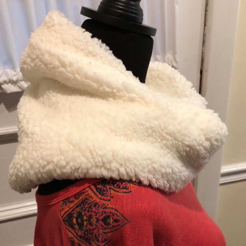 Women’s Ivory Fleece Infinity Scarf / Neck Warmer NWT
